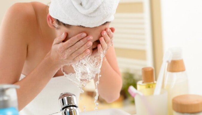 sieviete seja mazgā āda vannasistaba skaistumkopšana