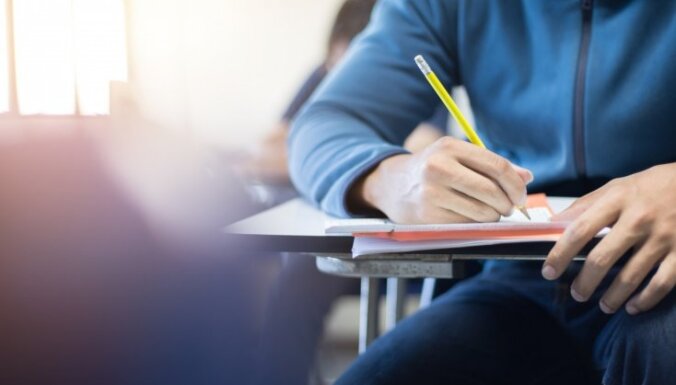 Augstākie centralizēto eksāmenu rezultāti skolēniem ne tikai lielajās pilsētās, bet arī reģionos