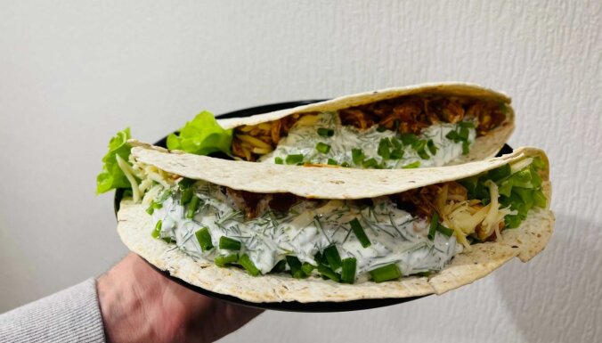 Veselīgais tortiljas tako ar plucinātu vistu un salsu
