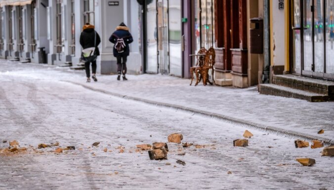VUGD brīdina par spēcīgu vēju Rīgā; Kurzemē gaidāma sniegavētra (plkst. 14.42)