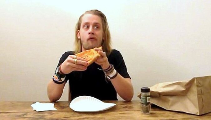 Video: Makolijs Kalkins ēd picu, kopējot Vorhola šedevru