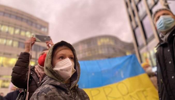 Foto: 'Izbeidziet šo karu!' – Diseldorfā notikusi atbalsta akcija Ukrainai