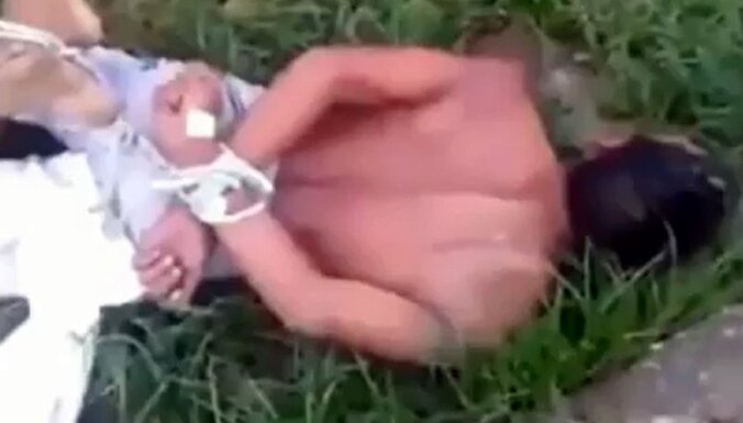 Video: Brazīlijā zagli soda, iemetot skudru pūznī