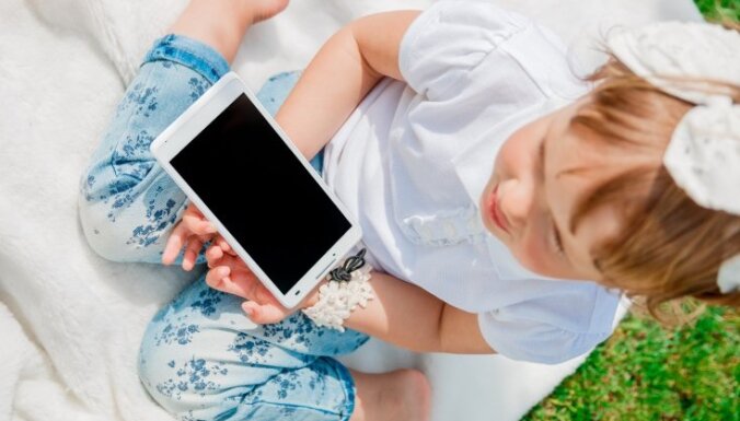 Līdz 2 gadu vecumam gadžetiem jāsaka nē: ASV Pediatrijas akadēmijas ieteikumi par tehnoloģiju lietošanu