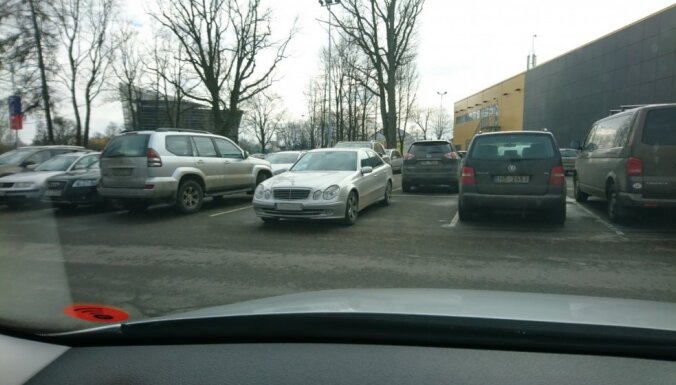 Foto pamācība: Kā ar vienu auto aizņemt trīs stāvvietas