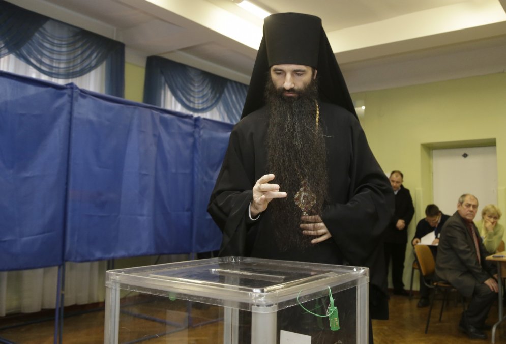 Pareizticīgie priesteri svēta ieročus, močus un vēlēšanu kasti