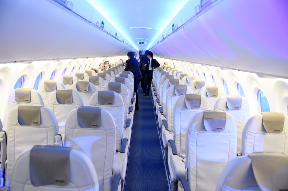 Первые в мире: 19 фото салона и кабины Bombardier CS300 — новой "маршрутки" AirBaltic