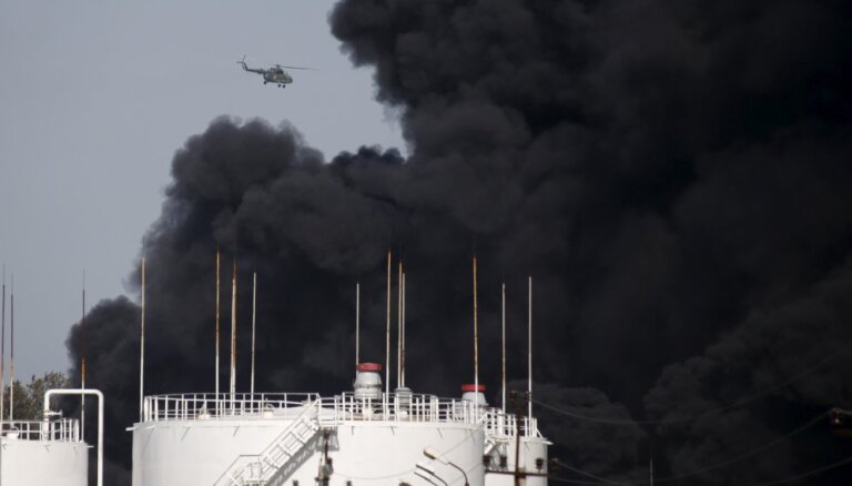 Krievijā Belgorodas apgabalā deg naftas bāze – vietvara vaino Ukrainu