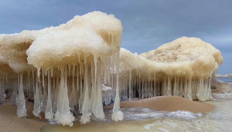 ФОТО. Природные скульптуры из льда в Царникаве
