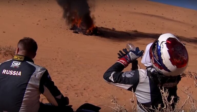 Video: Nodegusi mašīna, smaga avārija un kritieni Dakaras rallijreida trešajā dienā