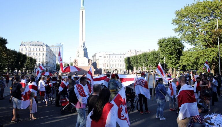 Foto: Rīgā noticis baltkrievu diasporas protesta gājiens