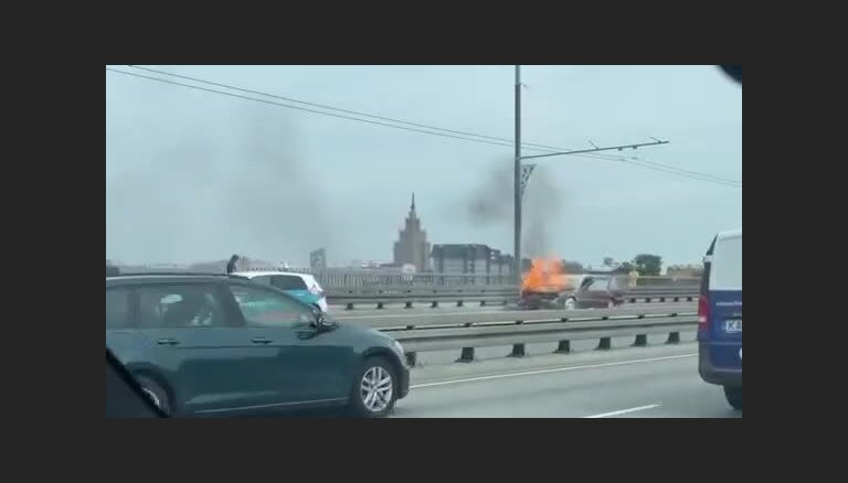 Video: Uz Salu tilta liesmo auto