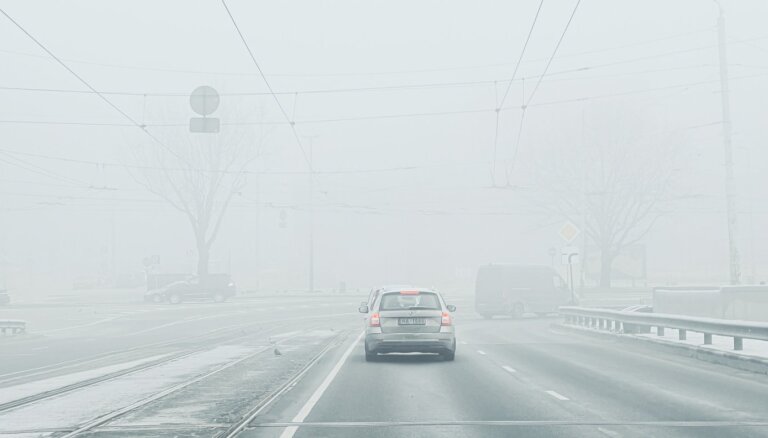 Rīgā turpinās ielu sakopšana pēc kārtējās intensīvās snigšanas