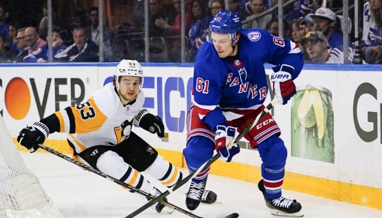 Bļugers un 'Penguins' pārliecinoši piekāpjas otrajā 'play-off' spēlē Ņujorkā