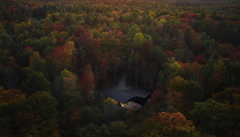Savs Visums meža biezoknī: ekstravagants mājoklis Kanādā