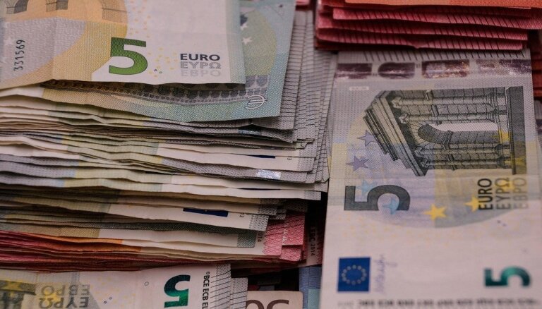 Cоциальные партнеры договорились повысить минимальную зарплату в Латвии