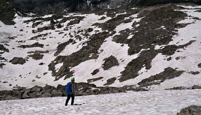 ФОТО: Снег в Италии окрасился в розовый цвет, ученые предупреждают о глобальной опасности