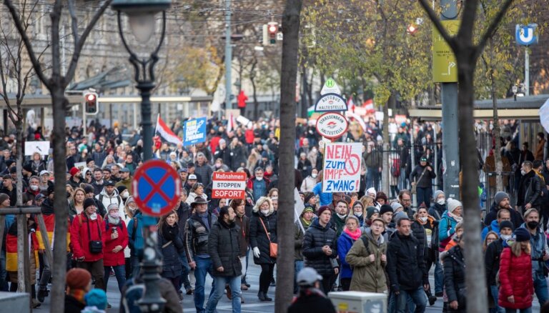 Foto: Protesti pret karantīnas ierobežojumiem Eiropā