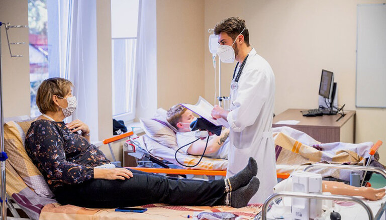 Inovatīvi un noderīgi – iesaistot aktierus, RSU studenti praktizējas simulētā slimnīcā