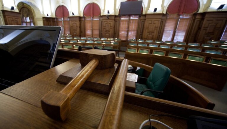 Spītē iebildumiem un latviešu valodas statusa likumu pieņem pirmajā lasījumā