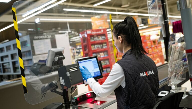 ФОТО: В магазинах Maxima на кассах появятся защитные барьеры