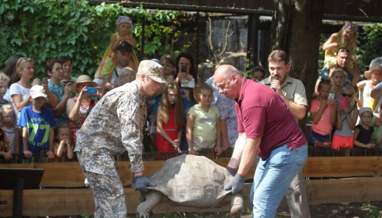 ФОТО: Мэр Риги и министр обороны взвесили черепах в зоопарке