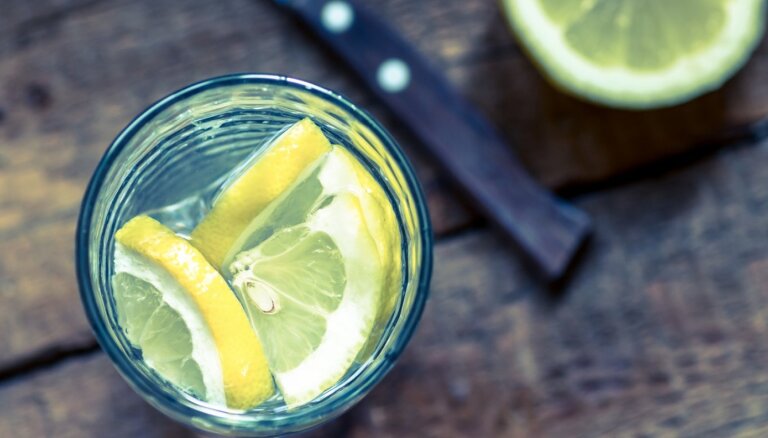 Veselības ieguvumi, ūdenim pievienojot citronu. Vai tādi vispār ir?