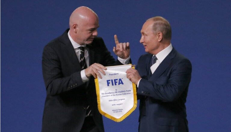 'Bezmugurkaulnieki' un 'nemācēšu komentēt' – pretrunīgi vērtē krievu valodas atzīšanu starptautiskajā futbolā