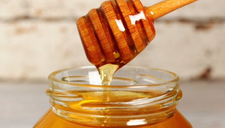 Польза и вред меда: как он влияет на давление и помогает ли при кашле