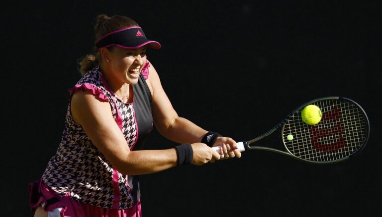 Ostapenko iekļūst Sinsinati 'WTA 1000' turnīra dubultspēļu otrajā kārtā