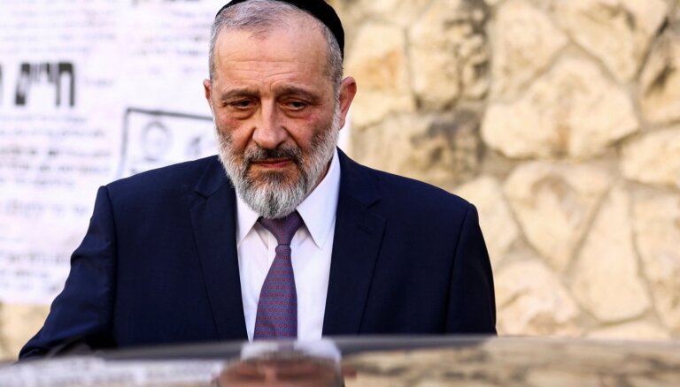 Netanjahu no ministra amata atlaidis reliģiskās partijas 'Shas' līderi