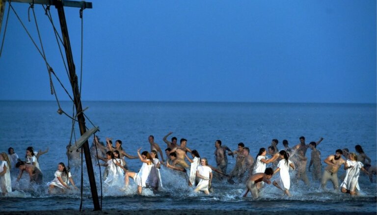 Foto: Iespaidīgā dejas izrāde jūras krastā – 'No zobena saule lēca' Vecāķos