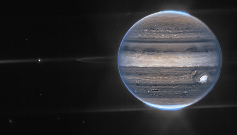 Veba teleskops pārsteidz atkal – grandiozs Jupitera polārblāzmu attēls