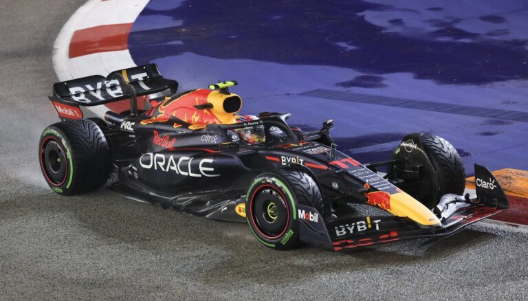 F-1 posms Singapūrā: Peresam ceturtā uzvara, Alonso rūgtsalds rekords, Verstapens vēl nenodrošina titulu