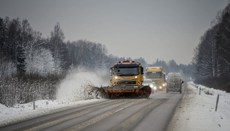 В среду утром многие дороги в Латвии обледенели и занесены снегом
