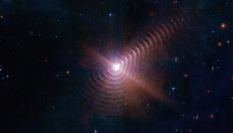 Milža 'pirksta nospiedums' kosmosā – Veba teleskops nofotografē divu zvaigžņu sastrādāto