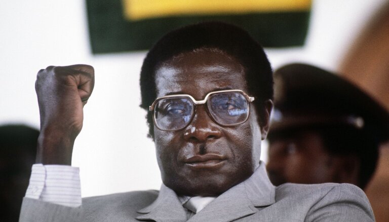 Foto: Zimbabves neatkarības ikona un diktators Mugabe laiku lokos