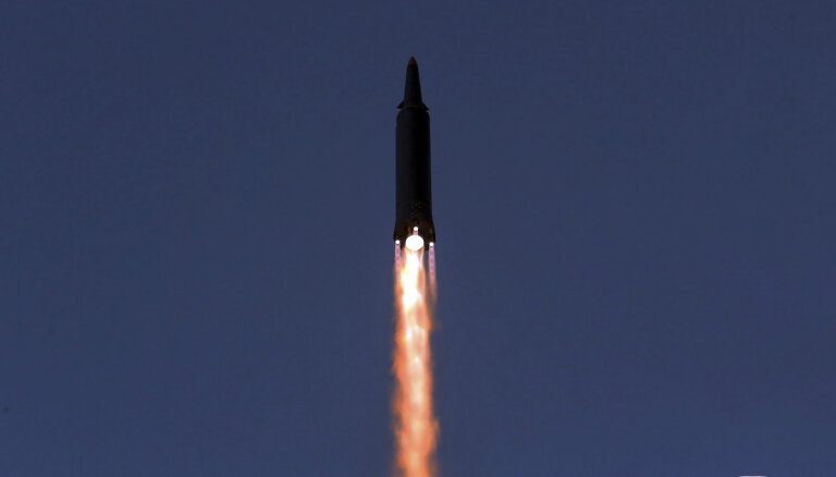 Ziemeļkoreja izšāvusi starpkontinentālu ballistisko raķeti