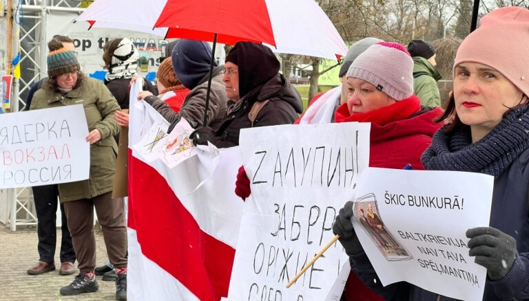 Возле российского посольства прошел пикет против ядерного оружия в Беларуси