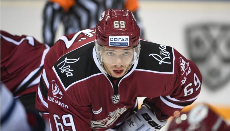 Нападающий сборной Латвии Елисеев продолжит карьеру в России, несмотря на принятый Сеймом запрет