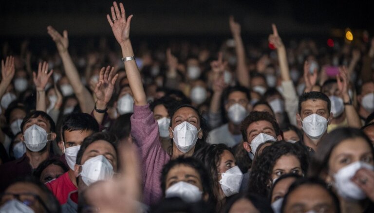 В Барселоне 5 тысяч человек сдали тест, надели маски и смогли посетить рок-концерт
