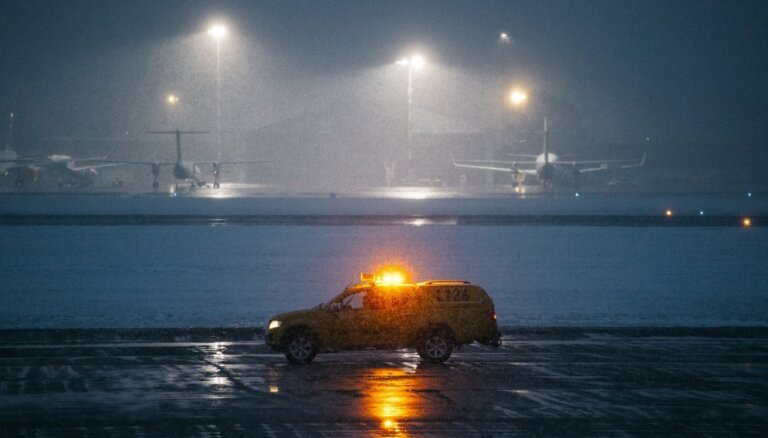 В аэропорту "Рига" самолет airBaltic при посадке выкатился за пределы взлетно-посадочной полосы