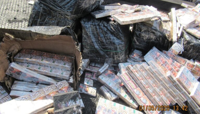 Foto: Dzelzceļa kravās cenšas ievest 700 tūkstošus kontrabandas cigarešu