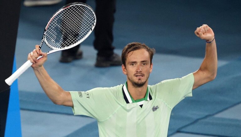 Ar uzvaru kortā atgriežas pasaules tenisa ranga līderis Medvedevs