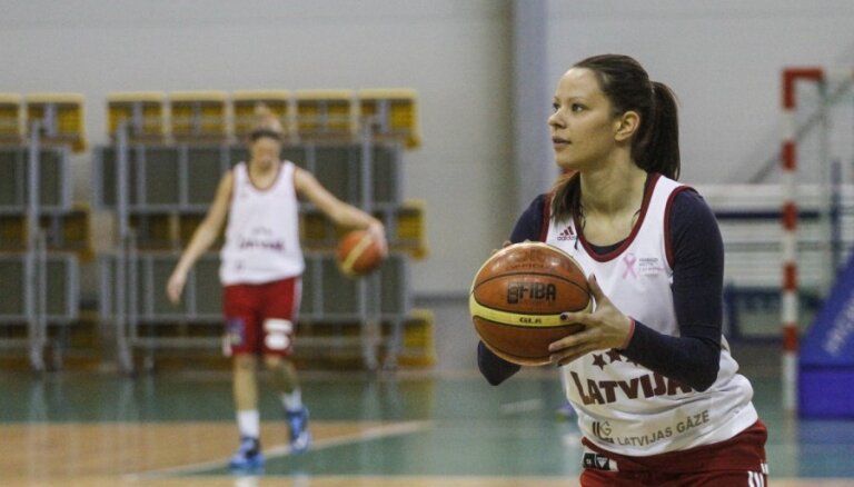 Uz pirmo Latvijas sieviešu basketbola izlases treniņu ierodas galvenokārt Latvijas klubus pārstāvošas spēlētājas