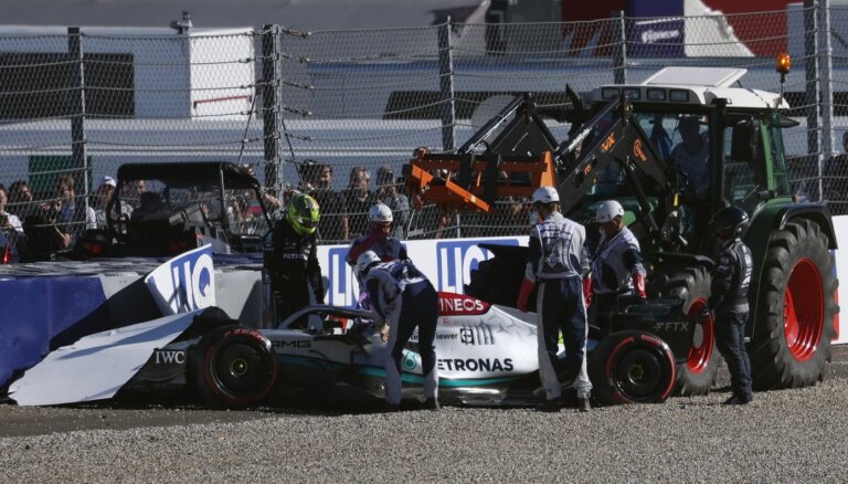 Verstapens kvalifikācijā Austrijā sīvā cīņā apsteidz 'Ferrari' pilotus; abi 'Mercedes' braucēji avarē