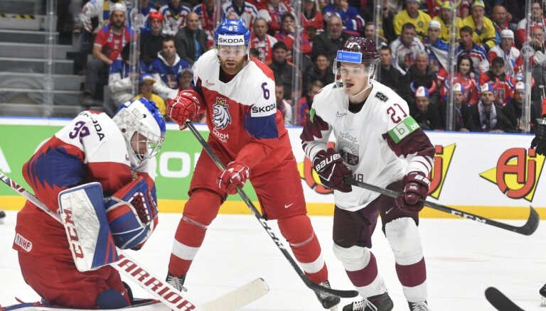 Latvijas hokeja izlase svarīgā mačā centīsies sarūgtināt Čehiju