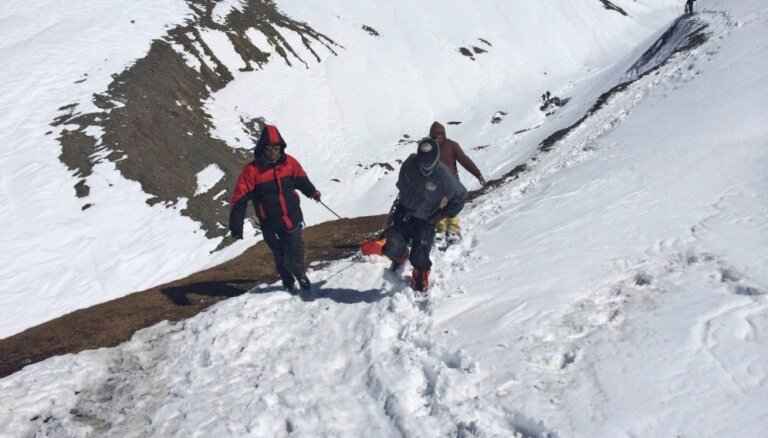 Семеро туристов погибли при сходе лавины в горах Алтая