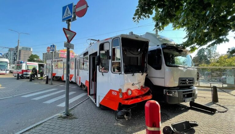 Foto: Tallinā 'Maxima' furgons no Latvijas taranējis tramvaju; vadītājs hospitalizēts
