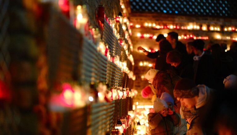 ФОТО. На Набережной 11 Ноября вспоминают борцов за свободу Латвии